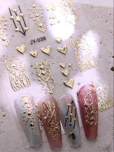Gros plan détaillé des autocollants 3D dorés JY-039 pour ongles avec motifs cœurs et fleurs