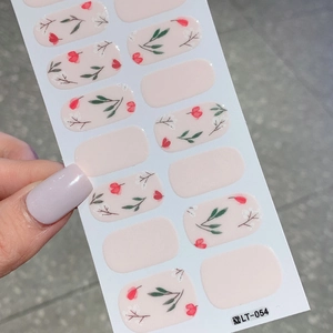 Rosa Tulpen Nagelaufkleber und einfarbige Nagelfolien in der Hand präsentiert LT-054