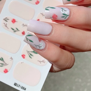 Hellrosa Tulpen-Blumen-Nagelaufkleber mit zarten roten und weißen Blütenmustern