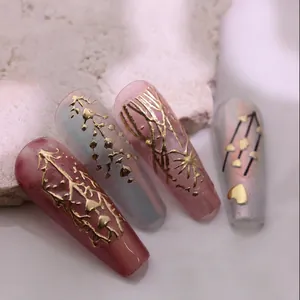 Faux ongles stiletto gaufrés or 3D en rouge, gris et rose avec motifs célestes