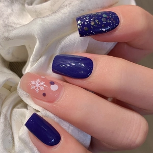Stickers ongles bleu roi hiver avec flocons de neige et paillettes sur soie blanche