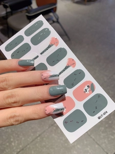 Detailansicht der Morandi-Nagelsticker mit abstrakten Mustern und goldähnlicher Textur
