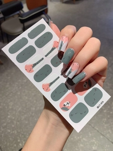 Detail von LT-074 Nagelfolien mit grün-rosa geometrischen Mustern und Silberglitzer-Akzenten
