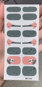 Makro-Detail von selbstklebenden Nagelstickern LT-074 mit geometrischen Cartoon-Designs