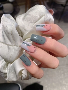 Details von langen quadratischen Nagelaufklebern in Salbeigrün und Flieder mit Silberglitzer