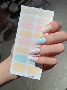 Dettaglio di adesivi per unghie color macaron con texture macchiettata su foglio intero