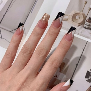 Faux ongles trapèze avec design géométrique noir, blanc et dégradé de paillettes dorées
