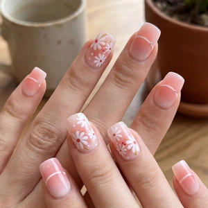 Peach Farbverlauf Kunstnägel mit Gänseblümchen-Mustern und dezenten Strasssteinen