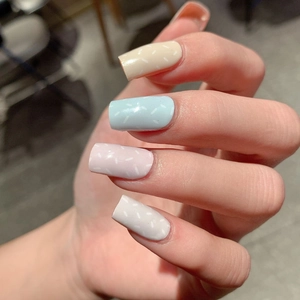 Adesivi per unghie color pastello macaron giallo e blu con motivi a linee minimaliste