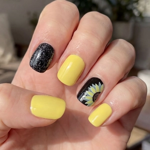 Stickers à ongles tournesol jaune avec motifs à pois noirs pour un look printanier vif