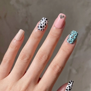 Minimalistische Nagelaufkleber in Rosa und Blau mit Leoparden- und Kuhmustern auf Nägeln