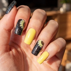 Stickers à ongles longs carrés avec motifs de tournesols et détails pailletés noirs