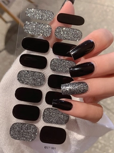Gros plan de stickers à ongles noir et argent pailleté sur ongles carrés longs LT-001
