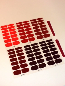 Detalle del set de pegatinas rojas para uñas con dos limas de uñas rojas incluidas