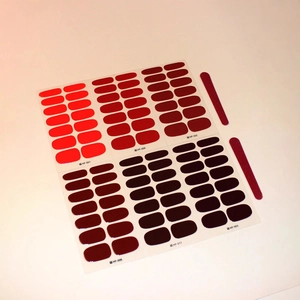 Set de pegatinas rojas para uñas con seis hojas y dos limas de uñas incluidas
