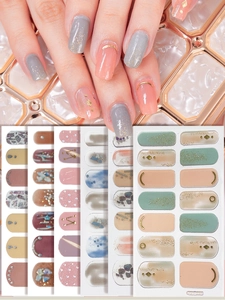 Detailweergave van kleurrijke nagelstickers met mat grijs, goudfolie en glitterontwerpen