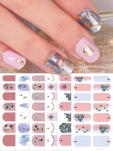 Detail van roze en paarse nagelstickers met glitters en metallic patronen