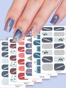 Detailweergave van kleurrijke nagelstickers met glitter en gouden geometrische lijnen