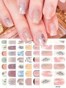 Detail van kleurrijke nagelstickers met marmer, glitter en goudfolie ontwerpen