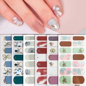 Kleurrijke nagelsticker set met bloemen, vlinders en marmeren dessins op handen
