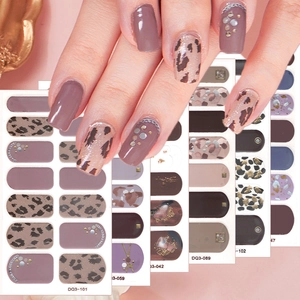 Kleurrijke nagelstickers met luipaardprint en strassteentjes voor een complete manicure