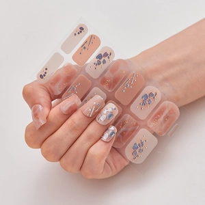Roze marmeren nagelstickers met zilveren glitterlijnen getoond op handen van model