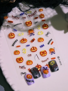 Détail macro de stickers ongles 3D Halloween citrouille avec support auto-adhésif