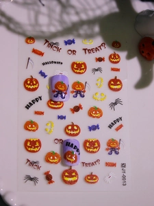 Détail d'autocollants 3D mats pour ongles d'Halloween avec citrouilles et araignées