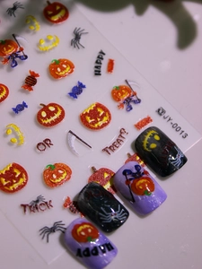 Détail de stickers à ongles Halloween avec citrouilles 3D et araignées pour nail art