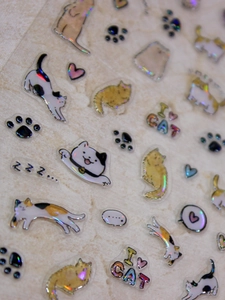 Vue macro de stickers ongles chat 5D effet holographique laser avec motifs mignons