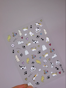 Détail d'autocollants 5D pour ongles avec motifs de chats laser et décorations de cœurs