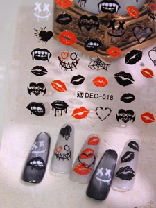 Détails macro des autocollants ongles Halloween DEC-018 avec lèvres noires et vampires