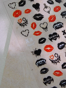Stickers à ongles punk gothiques avec lèvres rouges, cœurs épineux et motifs de vampires