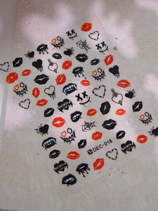 Détail de lèvres rouges et de motifs de cœur sur des stickers ongles autocollants sombres