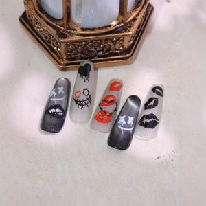 Kit de faux ongles punk gothique avec motifs graffiti de cœur et lèvres sur pierre