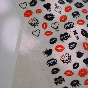 Stickers à ongles gothiques avec lèvres rouges, crocs noirs et cœurs barbelés sur blanc