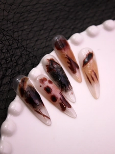 Gros plan de stickers ongles sanglants d'Halloween avec texture 3D réaliste sur ongles stiletto