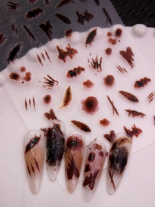 Détails macro d'autocollants pour ongles avec plaies et griffures de sang réalistes Halloween