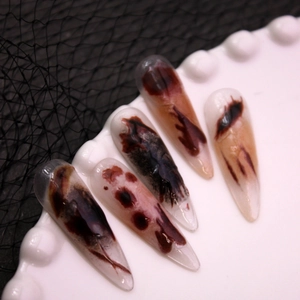 Faux ongles stiletto sanglants réalistes pour Halloween avec effets de gore