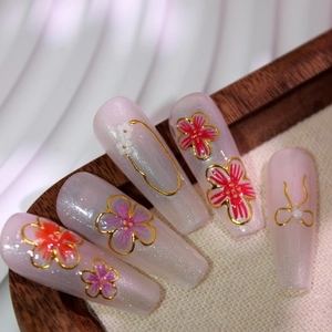 Faux ongles 5D avec gaufrage floral, finition nacrée et décorations de fleurs 3D luxueuses