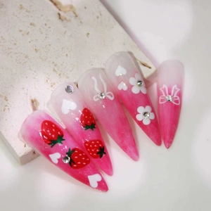 Unghie stiletto fatte a mano con decorazioni a fragola e fiori su base sfumata rosa
