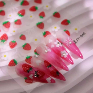 Adesivi per unghie con fragole e fiori su unghie finte a mandorla sfumate rosa