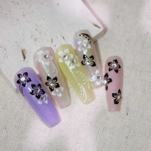 Autocollants d'ongles en relief avec motifs floraux noir et blanc et petits strass
