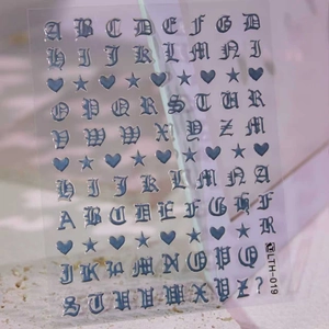 Détail des autocollants à ongles LTH-019 lettres gothiques argentées avec motifs cœurs