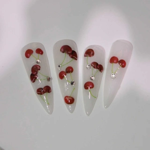 Faux ongles cerise en gel 3D avec motifs cerises et strass brillants décoratifs