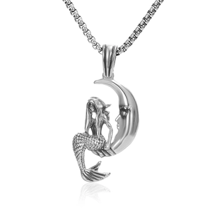 Vue détaillée du pendentif sirène sur croissant de lune en acier inoxydable poli