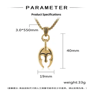 Vue détaillée du pendentif casque spartiate doré avec chaîne à maillons de 3,0x550mm