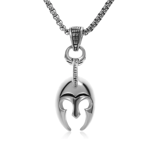 Détail macro du pendentif casque spartiate argenté avec chaîne box robuste et fini métal