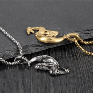 Collier avec pendentif sirène et lune en acier inoxydable tons or et argent