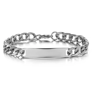 Bracelet gourmette en acier inoxydable avec plaque personnalisable sur fond blanc